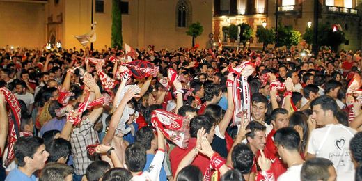 Los aficionados podrán celebrar la copa con el equipo. Los aficionados podrán celebrar la copa con el equipo.