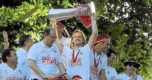 Ivan Rakitic levanta la Copa de la UEFA durante el trayecto en bus hacia el Ayuntamiento. Ivan Rakitic levanta la Copa de la UEFA durante el trayecto en bus hacia el Ayuntamiento.