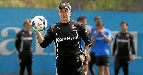 Aguirre, durante un entrenamiento con el Espanyol. Aguirre, durante un entrenamiento con el Espanyol.