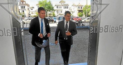 Francisco Estepa, se reunió el 30 de abril, por vez primera, con representantes de las tres asociaciones denunciantes de Lopera. Francisco Estepa, se reunió el 30 de abril, por vez primera, con representantes de las tres asociaciones denunciantes de Lopera.