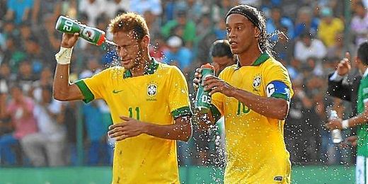 Ronaldinho (a la derecha de la imagen) le augura un gran futuro a su compañero y compatriota Neymar. Ronaldinho (a la derecha de la imagen) le augura un gran futuro a su compañero y compatriota Neymar.