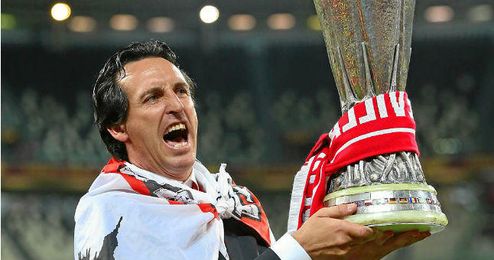 Emery levanta la copa en el césped del Juventus Stadium. Emery levanta la copa en el césped del Juventus Stadium.