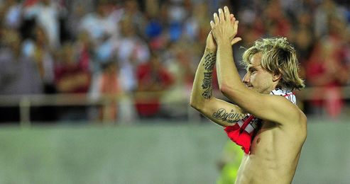 El mediocentro croata Ivan Rakitic aplaude a la afición. El mediocentro croata Ivan Rakitic aplaude a la afición.