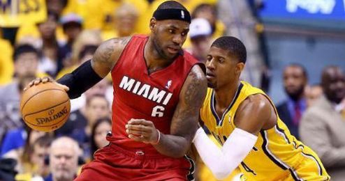Paul George defendiendo a Lebron James en un lance de partido. Paul George defendiendo a Lebron James en un lance de partido.
