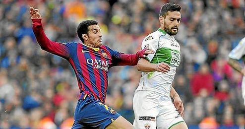 Alberto Botía, en un partido del Elche ante el Barcelona, ante Pedro. Alberto Botía, en un partido del Elche ante el Barcelona, ante Pedro.