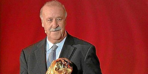 Vicente del Bosque posa junto a la Copa del Mundo durante un acto público. Vicente del Bosque posa junto a la Copa del Mundo durante un acto público.