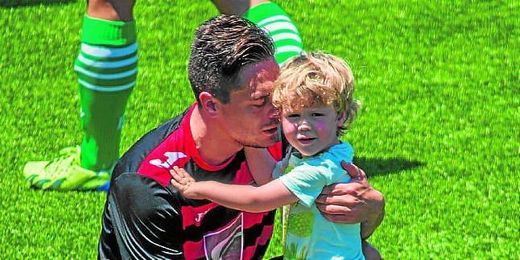 Garrido abraza con cariño a su hijo Hugo el día de su retirada. Garrido abraza con cariño a su hijo Hugo el día de su retirada.