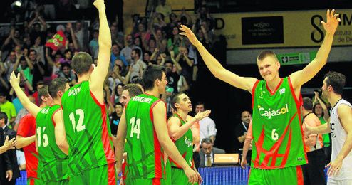 Porzingis, a la derecha, celebra la victoria de su equipo que los mete en ´playoff´. Porzingis, a la derecha, celebra la victoria de su equipo que los mete en ´playoff´.