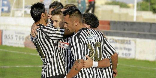 Los jugadores del Mairena celebran un tanto de su equipo. Los jugadores del Mairena celebran un tanto de su equipo.