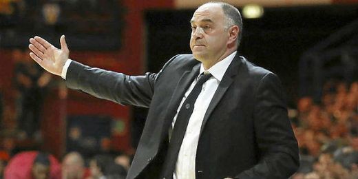 Laso dirigiendo a su equipo ante el Barcelona en la Final Four Laso dirigiendo a su equipo ante el Barcelona en la Final Four