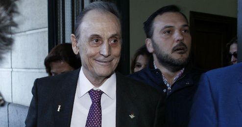 Manuel Ruiz de Lopera, a la salida de los juzgados. Manuel Ruiz de Lopera, a la salida de los juzgados.