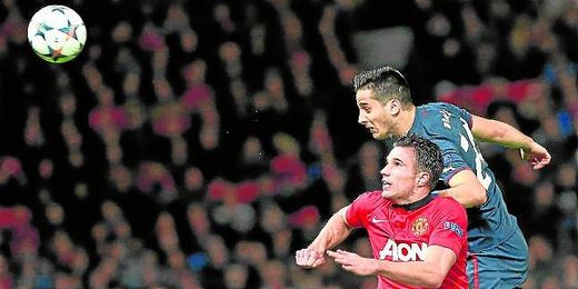 Manolas le gana la partida por arriba a Van Persie en el duelo de Champions contra el Manchester United. Manolas le gana la partida por arriba a Van Persie en el duelo de Champions contra el Manchester United.