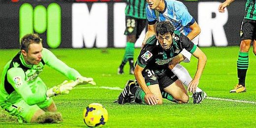 Caro observa una estirada de Andersen en La Rosaleda, donde suplió al accidentado Perquis. Caro observa una estirada de Andersen en La Rosaleda, donde suplió al accidentado Perquis.