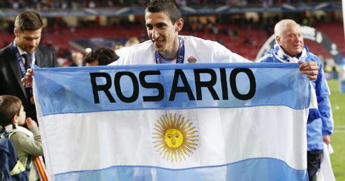 Di María celebra el título de Champions con la bandera de Argentina. Di María celebra el título de Champions con la bandera de Argentina.