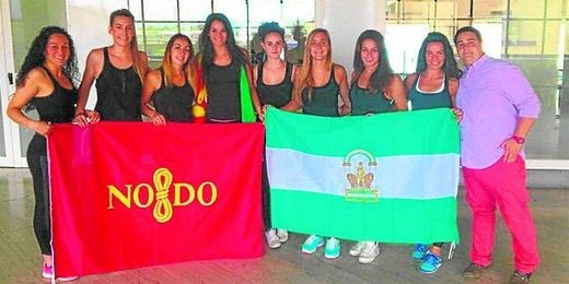Las jugadoras del equipo sevillano posaron ayer en el aeropuerto antes de partir hacia tierras griegas. Las jugadoras del equipo sevillano posaron ayer en el aeropuerto antes de partir hacia tierras griegas.