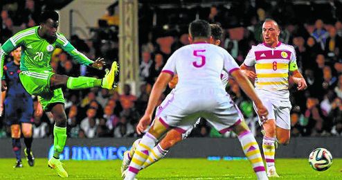 Nosa Igiebor dispara desde la frontal del área durante el Escocia-Nigeria disputado ayer en Craven Cottage. Nosa Igiebor dispara desde la frontal del área durante el Escocia-Nigeria disputado ayer en Craven Cottage.
