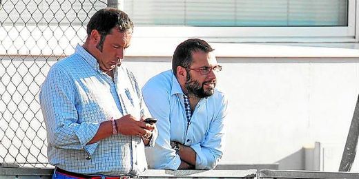 Víctor Orta, durante su etapa como secretario técnico del Sevilla, junto al jefe de prensa nervionense. Víctor Orta, durante su etapa como secretario técnico del Sevilla, junto al jefe de prensa nervionense.