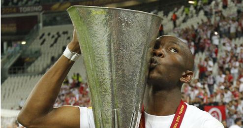 M´Bia no sabe dónde jugará tras el Mundial. M´Bia no sabe dónde jugará tras el Mundial.