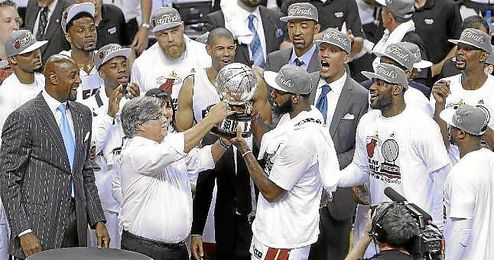 Los Miami Heat levantan el trofeo de campeón de la Conferencia Este. Los Miami Heat levantan el trofeo de campeón de la Conferencia Este.