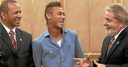 Neymar y su padre en una conversación con Lula da Silva. Neymar y su padre en una conversación con Lula da Silva.
