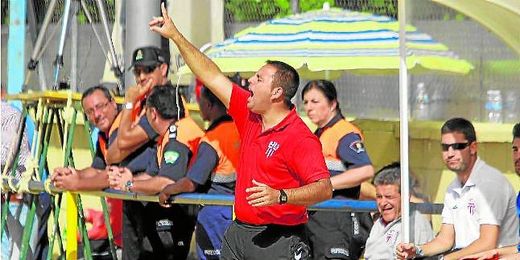 Manuel Luque, entrenador del Lora en las últimas campañas, dirigiéndose enérgicamente a sus hombres. Manuel Luque, entrenador del Lora en las últimas campañas, dirigiéndose enérgicamente a sus hombres.