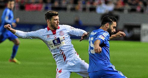 Alberto pugna con Carvajal en un partido de la pasada temporada. Alberto pugna con Carvajal en un partido de la pasada temporada.
