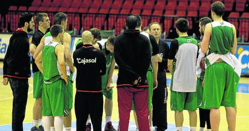 Los jugadores del Cajasol atienden a las explicaciones de Aíto durante un entrenamiento. Los jugadores del Cajasol atienden a las explicaciones de Aíto durante un entrenamiento.