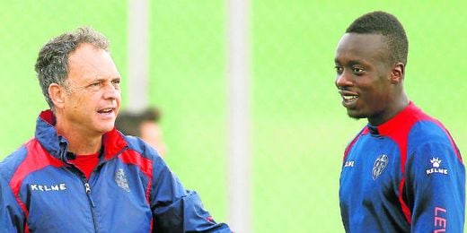 El sevillista Babá Diawara, junto al utrerano Joaquín Caparrós en un entrenamiento con el Levante. El sevillista Babá Diawara, junto al utrerano Joaquín Caparrós en un entrenamiento con el Levante.