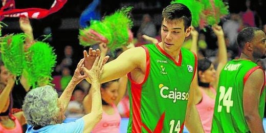 En el Cajasol esperan seguir contando con Willy Hernangómez, después de su cesión por una temporada. En el Cajasol esperan seguir contando con Willy Hernangómez, después de su cesión por una temporada.