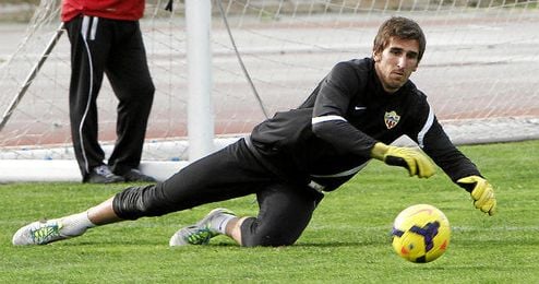 Julián volverá a vestir la camiseta del Almería. Julián volverá a vestir la camiseta del Almería.