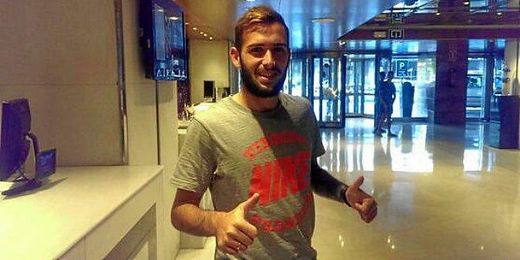 El jugador catalán en su llegada a Sevilla. El jugador catalán en su llegada a Sevilla.