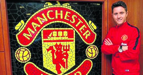 Ander Herrera ya posa con el escudo de su nuevo equipo, el Manchester United, donde jugará las próximas cuatro temporadas. Ander Herrera ya posa con el escudo de su nuevo equipo, el Manchester United, donde jugará las próximas cuatro temporadas.