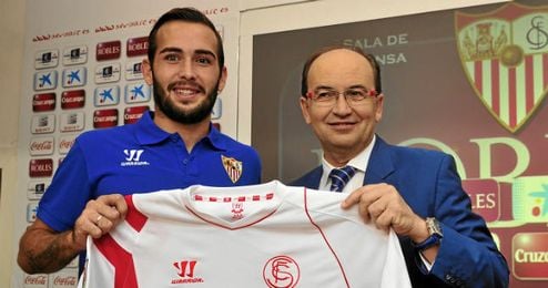 El presidente José Castro posa junto a Aleix Vidal en el acto de su presentación. El presidente José Castro posa junto a Aleix Vidal en el acto de su presentación.