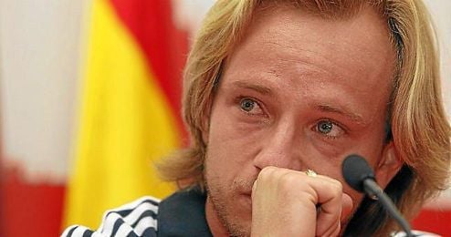 Ivan Rakitic, visiblemente emocionado y con lágrimas en los ojos durante su despedida del Sevilla. Ivan Rakitic, visiblemente emocionado y con lágrimas en los ojos durante su despedida del Sevilla.
