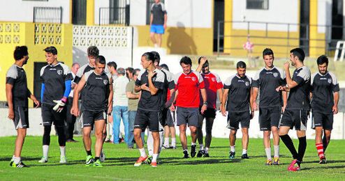 En la imagen, Jesús Galván (quinto por la derecha) durante un entrenamiento con el Alcalá la pasada temporada En la imagen, Jesús Galván (quinto por la derecha) durante un entrenamiento con el Alcalá la pasada temporada