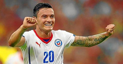 Charles Aránguiz celebra su gol con Chile ante España. Charles Aránguiz celebra su gol con Chile ante España.