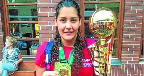 Lorena Miranda con el trofeo y la medalla de campeona de Europa conquistados el pasado fin de semana. Lorena Miranda con el trofeo y la medalla de campeona de Europa conquistados el pasado fin de semana.