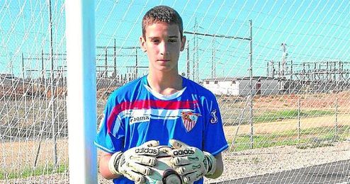 Sergio Rico posa bajo los palos en la ciudad deportiva nervionense durante su etapa como cadete. Sergio Rico posa bajo los palos en la ciudad deportiva nervionense durante su etapa como cadete.