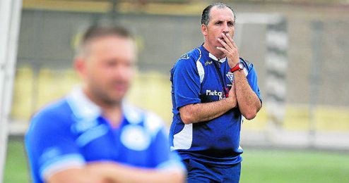 José Antonio Granja sigue con atención el partido del sábado; en primer término, Domingo Caro, del Estrella. José Antonio Granja sigue con atención el partido del sábado; en primer término, Domingo Caro, del Estrella.