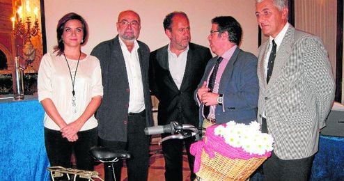 Presentación de las dos rutas cicloturísticas por la dársena del Guadalquivir y la ronda histórica de Sevilla. Presentación de las dos rutas cicloturísticas por la dársena del Guadalquivir y la ronda histórica de Sevilla.