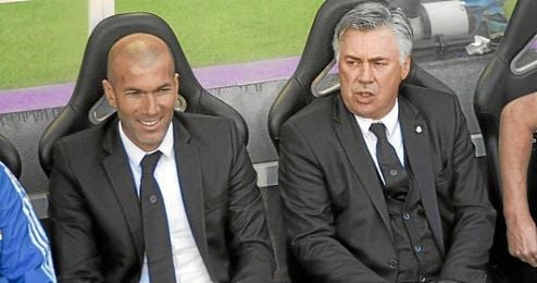 Ancelotti junto a Zidane en el banquillo del Madrid la temporada pasada. Ancelotti junto a Zidane en el banquillo del Madrid la temporada pasada.