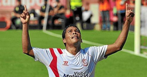 Bacca, que falló su primer penalti con el club de Nervión, celebra un gol histórico. Bacca, que falló su primer penalti con el club de Nervión, celebra un gol histórico.
