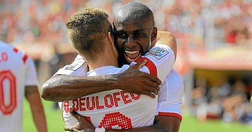 M´Bia se abraza a Deulofeu tras marcar ante el Deportivo. M´Bia se abraza a Deulofeu tras marcar ante el Deportivo.