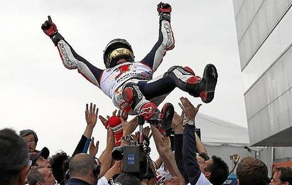 Marc Márquez, manteado tras la carrera. Marc Márquez, manteado tras la carrera.
