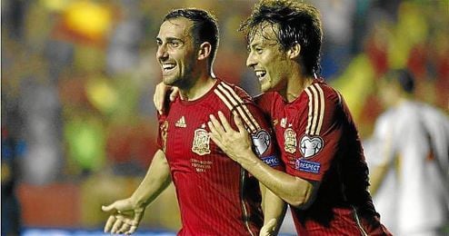 Alcácer celebra con Silva su gol ante Macedonia. Alcácer celebra con Silva su gol ante Macedonia.
