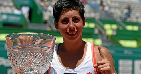 Suárez posa con su primer título de la WTA. Suárez posa con su primer título de la WTA.