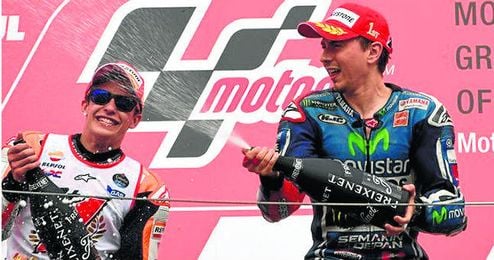 Lorenzo celebra la victoria en el circuito de Motegi. Lorenzo celebra la victoria en el circuito de Motegi.