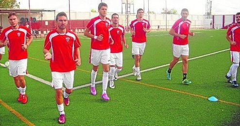 Enrique, el segundo por la derecha, realiza el calentamiento previo a un partido con sus compañeros en el estadio. Enrique, el segundo por la derecha, realiza el calentamiento previo a un partido con sus compañeros en el estadio.