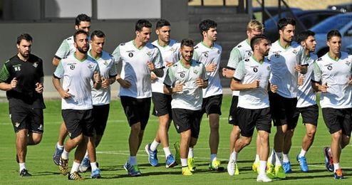 La plantilla bética durante el entrenamiento La plantilla bética durante el entrenamiento