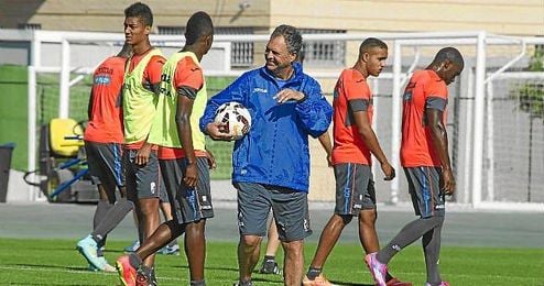 Joaquín Caparrós, durante un entrenamiento con el Granada. Joaquín Caparrós, durante un entrenamiento con el Granada.